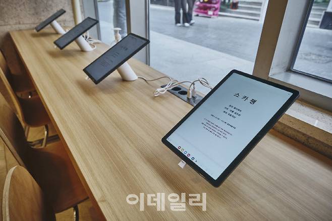 연극 ‘스카팽’이 공연 중인 명동예술극장, ‘열린 객석’으로 공연장 1층에서 연극 대본을 관람할 수 있도록 했다. (사진=국립극단)