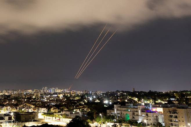 이스라엘 요격시스템이 지난 14일 이란의 드론과 미사일 공격에 반응하는 모습.(사진=로이터)