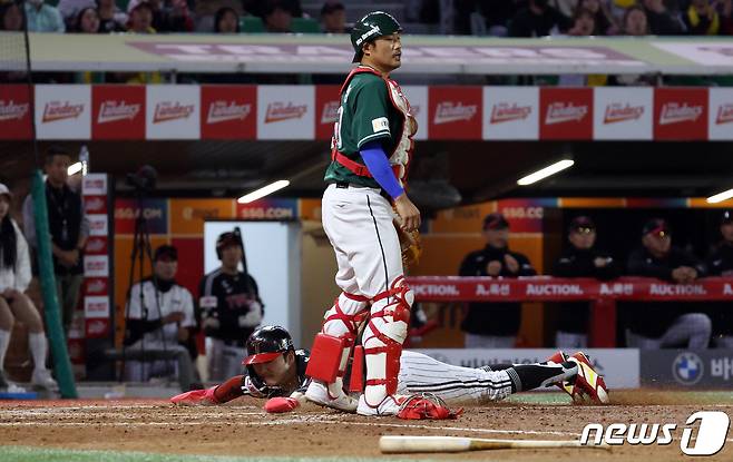 19일 오후 인천시 미추홀구 문학동 SSG랜더스필드에서 열린 프로야구 '2024 신한 SOL 뱅크 KBO리그' SSG 랜더스와 LG 트윈스의 경기, 5회초 LG 선두타자 박해민이 신민재의 땅볼로 홈인하고 있다. 2024.4.19/뉴스1 ⓒ News1 김명섭 기자