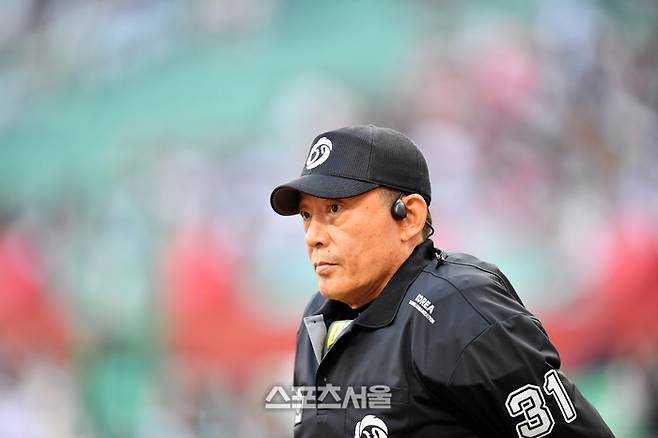 이민호 심판이 11일 인천SSG랜더스필드에서 열린 2024 KBO리그 키움-SSG전에 구심으로 나서고 있다. 문학 | 강영조기자 kanjo@sportsseoul.com