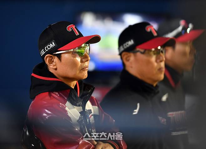 LG 염경엽 감독이 17일 잠실구장에서 열린 2024 KBO리그 롯데전에서 경기를 지켜보고 있다. 잠실 | 강영조기자 kanjo@sportsseoul.com