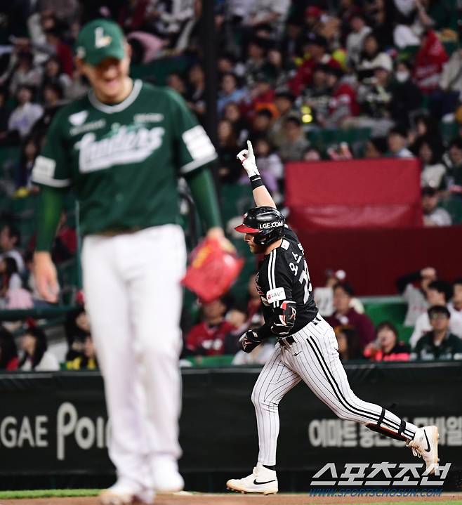 19일 인천 SSG랜더스필드에서 열린 KBO리그 SSG와 LG의 경기. 6회 솔로홈런을 날린 LG 오스틴. 인천=송정헌 기자songs@sportschosun.com/2024.04.19/