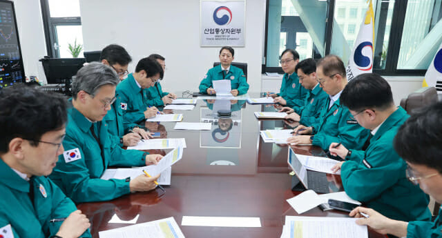 안덕근 산업통상자원부 장관은 19일 정부서울청사 집무실에서 정인교 통상교섭본부장, 강경성 1차관을 비롯한 산업부 주요 간부들이 참석한 가운데 열린 '중동 사태 관련 긴급 상황 점검회의'를 주재하고, 석유·가스 등 에너지 수급 및 가격, 수출입, 공급망 등을 중심으로 우리 경제에 미칠 영향을 점검했다.