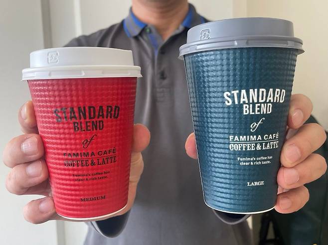 지난 15일 일본 도쿄의 한 편의점에서 본지 성호철 특파원이 ‘라지’ 사이즈 커피 컵(오른쪽)과 ‘레귤러(미디움)’ 컵을 들고 있다./도쿄=성호철 특파원