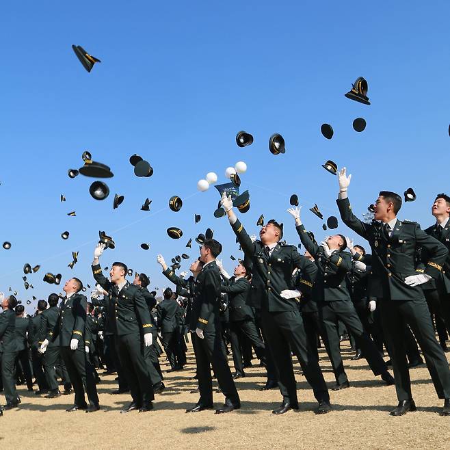 지난 2월 충북 괴산 육군학생군사학교에서 열린 '2023년 학군장교(ROTC) 통합임관식'에서 소위로 임관한 학군장교들이 모자를 던지며 환호하고 있다. /뉴스1