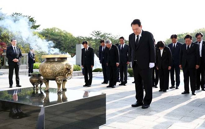 윤석열 대통령이 19일 서울 강북구 국립 4·19 민주묘지를 찾아 4월학생혁명기념탑에서 참배하고 있다. ⓒ뉴시스