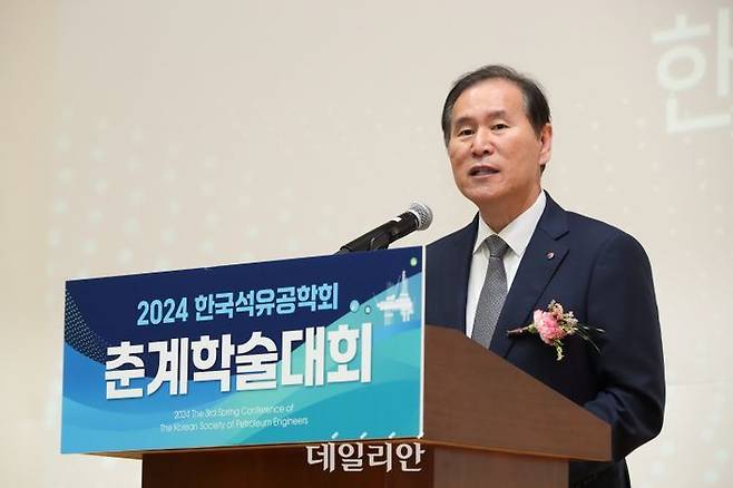 지난 18일 김동섭 한국석유공사 사장이 한국석유공학회 춘계학술대회에서 환영사를 하고있다.ⓒ석유공사