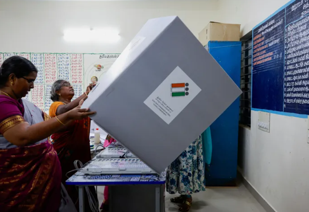 18일(현지시간) 인도 타밀나두주의 한 학교에서 인도 공무원들이 투표소를 설치하고 있다. ⓒ로이터/연합뉴스