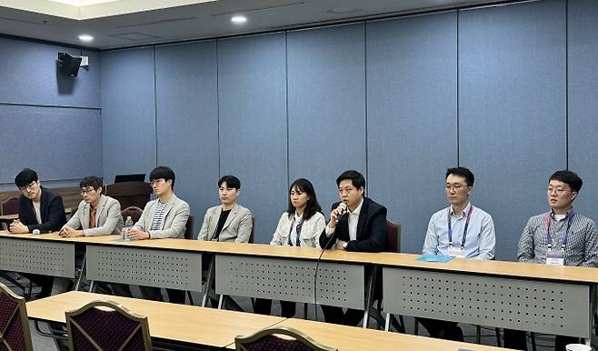 한국생물공학회 춘계학술발표대회의 '신진 연구자를 위한 포럼'이 끝난 뒤 열린 언론 간담회에서 (왼쪽부터) 이상민 포스텍 화학공학과 교수, 조성민 부산대 바이오소재과학과 교수, 손현철 전남대 생명공학과 교수, 신경철 한국외대 생명공학과 교수, 신기영 한국화학연구원 화학산업기술지원센터 선임연구원, 한성규 인하대 생명과학과 교수, 박준혁 가톨릭의대 의생명과학교실 교수, 김민희 경북대 패션디자인학부 섬유공학전공 교수가 이야기를 나누고 있다. 한국과학기자협회 제공