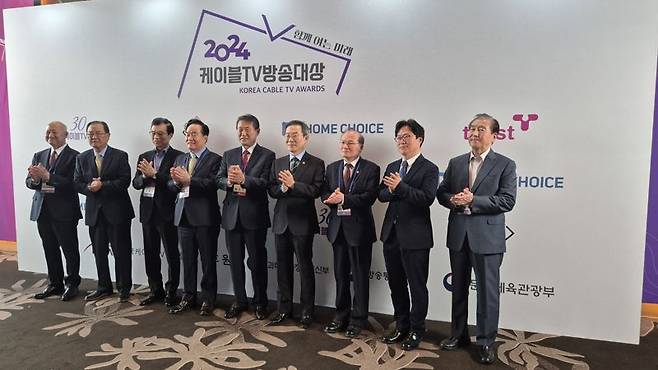 엔야켄지 JCTA회장, 양휘부 8대 케이블TV방송협회장, 김재기 초대 케이블TV방송협회장, 이병석 IPTV협회장, 황희만 케이블TV방송협회장, 이종호 과학기술정보통신부장관 이상인 방송통신위원장, 김용섭 문화체육관과부 국장, 유삼렬 유삼렬 4대 케이블TV방송협회장(왼쪽부터)이 19일 서울 여의도 콘래드호텔 그랜드볼룸에서 열린 '2024 케이블TV방송대상' 시상식에서 기념사진을 찍고 있다. 한국케이블TV방송협회 제공