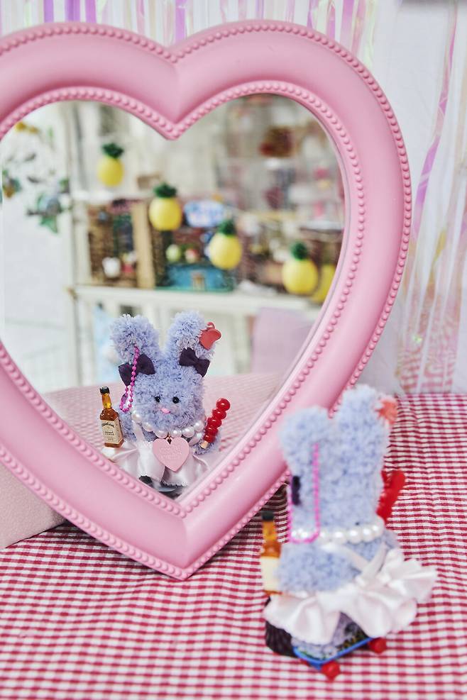 지난 3일 서울 마포구에 있는 공방 메리제이스튜디오에서 찍은 모루인형 ‘거울샷’. 모루인형을 만들고 거울에 비친 모습을 사진으로 찍는 것도 유행이다. 스튜디오 어댑터 염서정