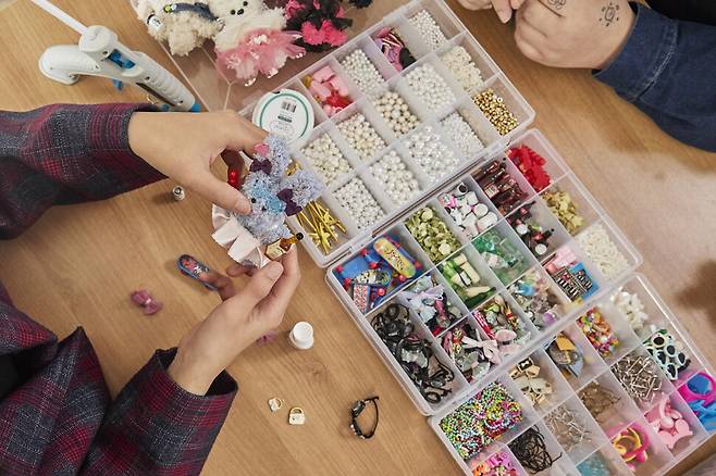 지난 3일 메리제이스튜디오에서 열린 ‘모루인형 키링 만들기’ 하루 수업에서 유해강씨가 모루인형의 코를 붙이고 있다. 스튜디오 어댑터 염서정