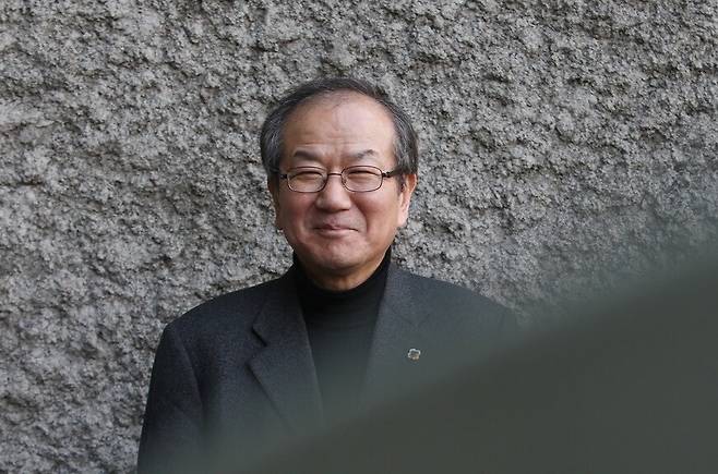 고 홍세화 장발장은행장이 진보신당 대표 취임 직후인 2011년 12월 직전 직장이었던 서울 마포구 공덕동 한겨레신문사 앞에 섰다. 이정아 기자 leej@hani.co.kr