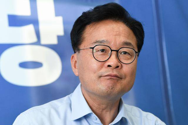 김우영 서울 은평을 당선자가 17일 서울 은평구에 위치한 사무실에서 한국일보와 인터뷰하고 있다. 임은재 인턴기자