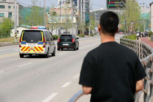 지난 2022년 12월 차량 급발진 의심사고가 발생한 강릉시 홍제동 도로에서 당시 상황을 재연한 가운데 운행 시험이 이뤄지고 있다. 연합뉴스