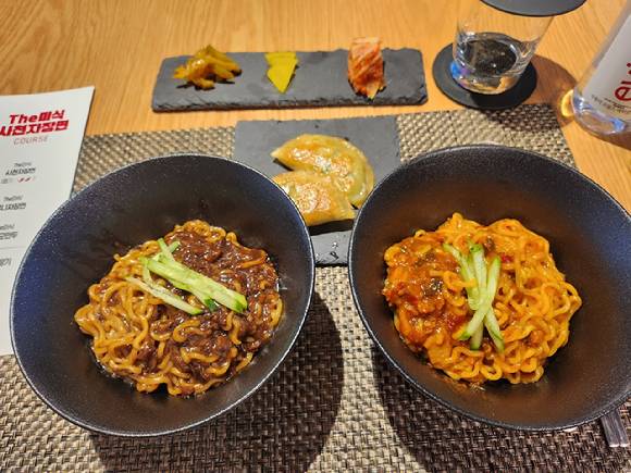 더미식 사천자장면(오른쪽)과 더미식 유니자장면. [사진=전다윗 기자]