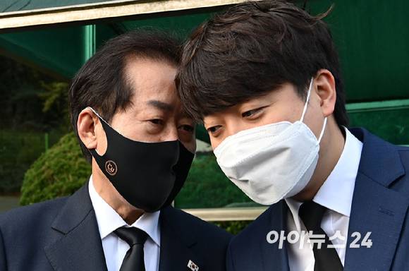 홍준표 대구시장이 또 한 번 이준석 개혁신당 대표를 칭찬했다. 사진은 홍 시장과 이 대표가 지난 2021년 10월 26일 오전 서울 동작구 국립서울현충원의 故 박정희 전 대통령의 묘소 참배를 마친 후 대화를 하고 있는 모습. [사진=아이뉴스24 포토DB]