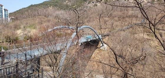 안산과 인왕산을 연결하는 다리. 다리 밑이 무악재. [사진 김정탁]