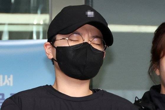 파라다이스그룹 혼외자를 사칭해 30억원대 사기 혐의를 벌인 전청조씨가 지난해 11월 서울 송파경찰서에서 나오고 있다. 연합뉴스