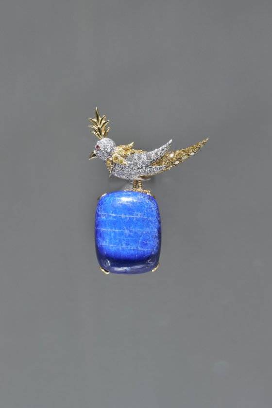 티파니 원더에 출품한 쟌 슐럼버제의 버드 온 어 락 브로치. 사진 티파니