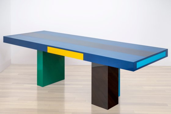 현대 라이프 스타일에 맞게 제작된 다이닝 테이블. 상판은 옻칠, 삼베, 내수합판으로 만들어졌고 다리는 홍송으로 제작됐다. [사진 국민대동양문화디자인연구소]