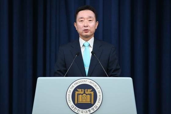 이도운 홍보수석이 19일 오후 용산 대통령실에서 윤석열 대통령과 이재명 더불어민주당 대표 통화 관련 브리핑을 하고 있다.  대통령실에 따르면 윤석열 대통령은 통화에서 이 대표의 당선을 축하하며 "다음 주 형편이 된다면 용산에서 만나자"고 제안했다. 뉴스1