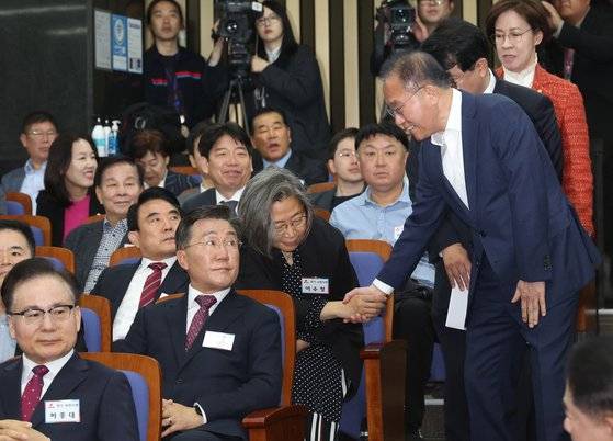 국민의힘 윤재옥 원내대표 겸 당 대표 권한대행이 19일 국회에서 열린 원외조직위원장 간담회에서 경기 수원정에 출마했던 이수정 후보와 인사하고 있다. 연합뉴스