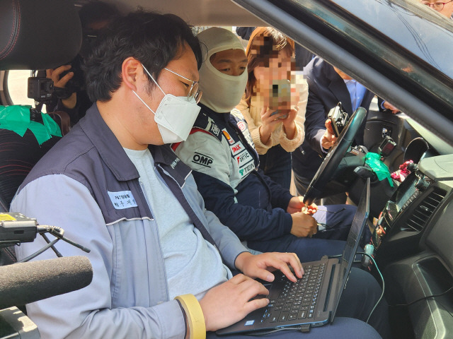 ▲ 강릉 급발진 의심 사고와 관련 19일 티볼리에어(사고차량) 가속페달 작동 실험이 강릉시 회산로 사고 발생 주행 도로에서 이뤄진 가운데 실험차 운전자가 시험 전 사전 점검 등을 하고 있다.