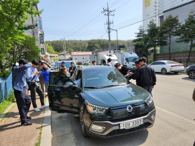 ▲ 강릉 급발진 의심 사고와 관련 19일 티볼리에어(사고차량) 가속페달 작동 실험이 강릉시 회산로 사고 발생 주행 도로에서 법원 지정 감정인 등이 참여한 가운데 실시됐다.