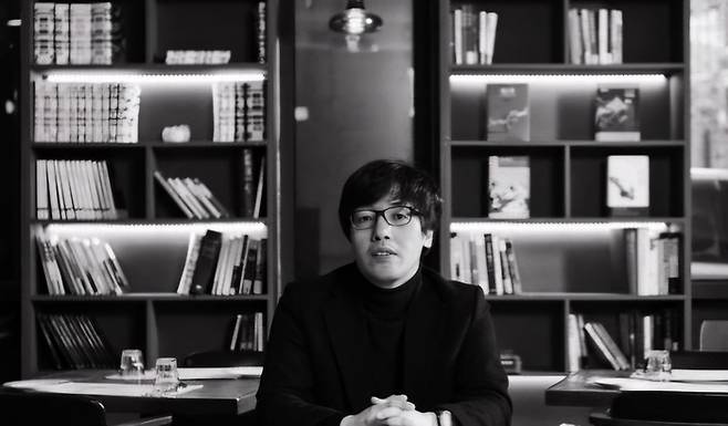 ‘제국의 사생활’의 주원규 작가. 네오픽션