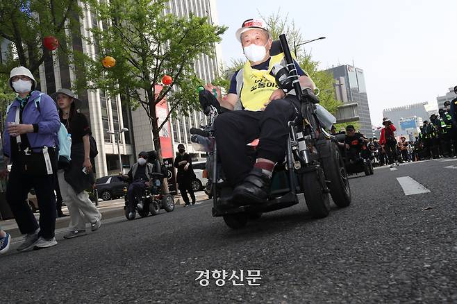 장애인의 날을 하루 앞둔 19일 전국장애인부모연대 등 장애인 단체 활동가들이 4·20 전국집중결의대회를 열고 서울시청에서부터 행진하고 있다.