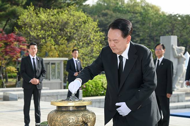 President Yoon Suk Yeol pays respects to the victims of the 1960 pro-democracy civic uprising at the April 19th National Cemetery in Seoul on Friday. (Yonhap)