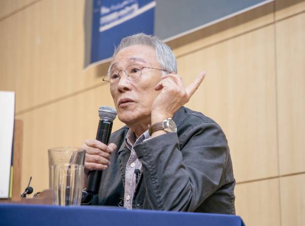 황석영 작가가 지난 17일 서울 마포구 창비서교빌딩에서 열린 ‘철도원 삼대’ 부커상 최종후보 지명 관련 기자간담회에서 기자들의 질문에 답하고 있다. 창비 제공