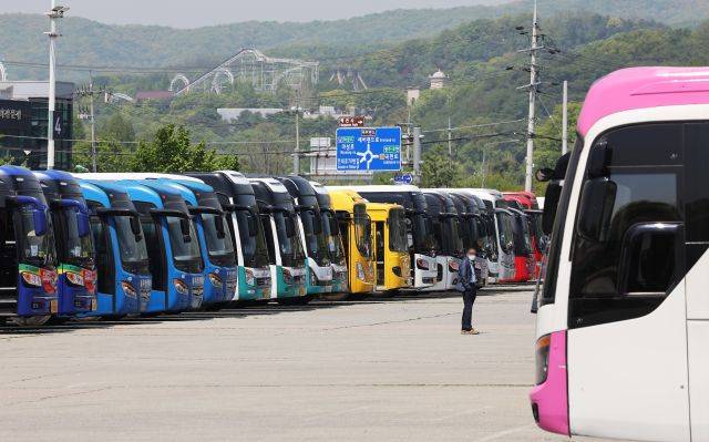 기사의 이해를 돕기 위한 이미지. 기사 내용과 직접 관련이 없습니다. 경기 용인 에버랜드 주차장에 관광버스들이 주차돼 있다. 연합뉴스