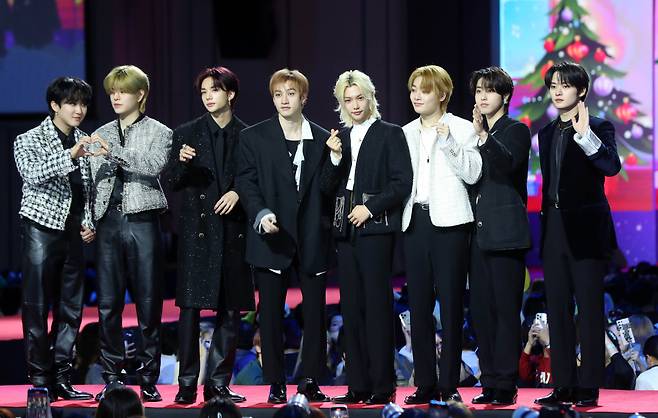 [인천=뉴시스] 김혜진 기자 = 그룹 스트레이키즈(Stray Kids)가 25일 오후 인천 중구 인스파이어 아레나에서 열린 '2023 SBS 가요대전' 시상식에서 포즈를 취하고 있다. 샤이니 키, 투모로우바이투게더 연준, 아이브 안유진이 MC를 맡은 '2023 SBS 가요대전'은 동방신기, 샤이니, NCT 127, NCT 드림, 더보이즈, 프로미스나인, 스트레이 키즈, (여자)아이들, 에이티즈, 있지, 투모로우바이투게더, 크래비티, 스테이씨, 에스파, 엔하이픈, 아이브, 엔믹스, 르세라핌, 뉴진스, 싸이커스, 보이넥스트도어, 제로 /사진=김혜진