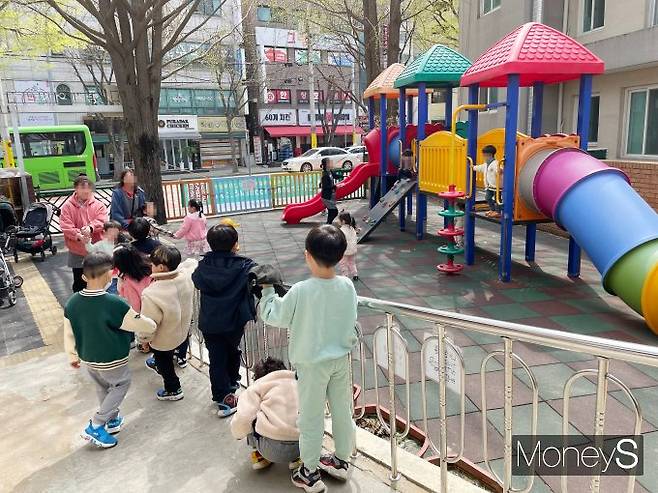 지난 3월29일 벚꽃이 가득 핀 서울 중계어린이집 놀이터에 만 5세 아이들이 선생님을 따라 놀이터에 입장하고 있다./사진=머니S