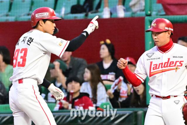 2024년 4월 18일 인천SSG랜더스필드에서 진행된 '2024 신한 SOL 뱅크 KBO 리그' 기아-SSG의 경기. SSG 박지환이 2회말 무사 1루에서 연속 안타를 때린 뒤 기뻐하고 있다./인천=곽경훈 기자 kphoto@mydaily.co.kr