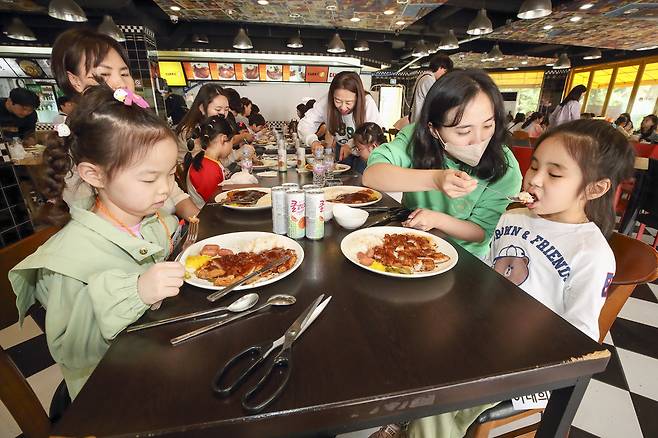 KT 사랑의 봉사단과 서울맹학교 어린이들이 놀이동산 투어, 야외 산책, 점심식사 등을 함께하는 모습. [KT 제공]