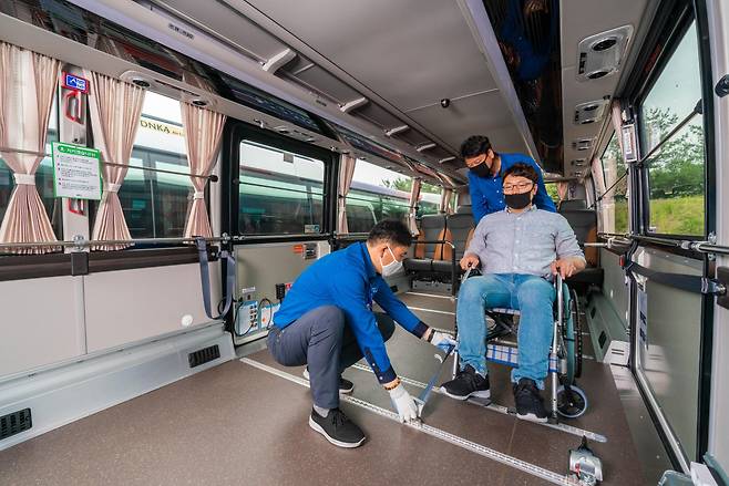 서울시설공단은 2022년 11월 도입한 ‘장애인 나들이 동행 서비스’의 이용자가 300명을 돌파했다고 19일 밝혔다.[서울시 제공]