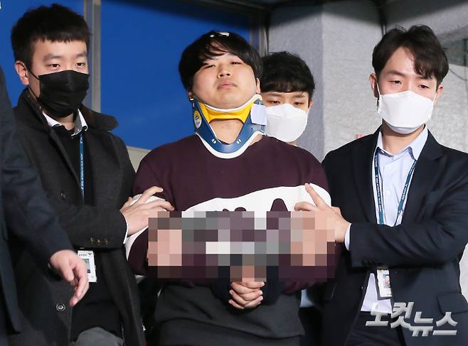 메신저 텔레그램에서 미성년자를 비롯해 수많은 여성의 성착취물을 제작하고 유포한 혐의를 받는 '박사방' 운영자 조주빈(25)이 25일 오전 검찰 송치를 위해 서울 종로경찰서를 나와 호송차량으로 향하고 있다. 이한형 기자