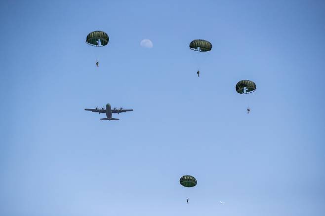 한미 특전대원들이 지난 18일, 오산비행장에서 연합공중침투훈련 간 강하를 실시하고 있다. 육군 제공