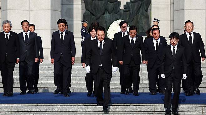 국립4·19민주묘지에서 기념탑에 헌화와 분향을 마치고 나오는 윤석열 대통령