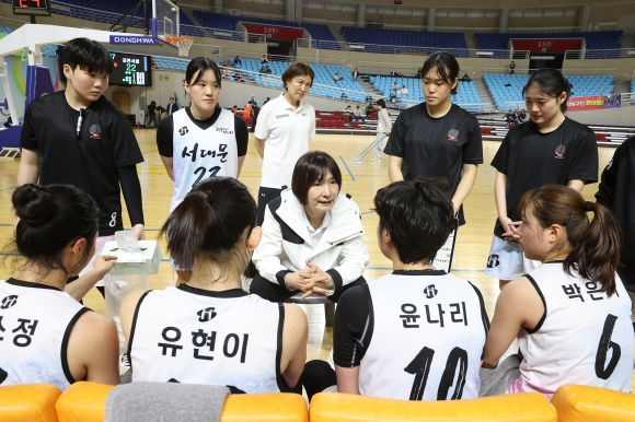 박찬숙 (가운데)서울 서대문구청 농구단 감독이 선수들에게 작전 지시를 하고 있다. 서대문구 제공