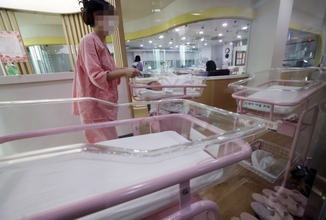 지난 2월 28일 서울시 내 한 산후조리원 신생아실의 요람이 비어있다. 서울경제DB