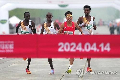 아프리카 선수들에 앞서 달리는 중국 허제 선수 [로이터 연합뉴스 자료사진. 재판매 및 DB 금지]