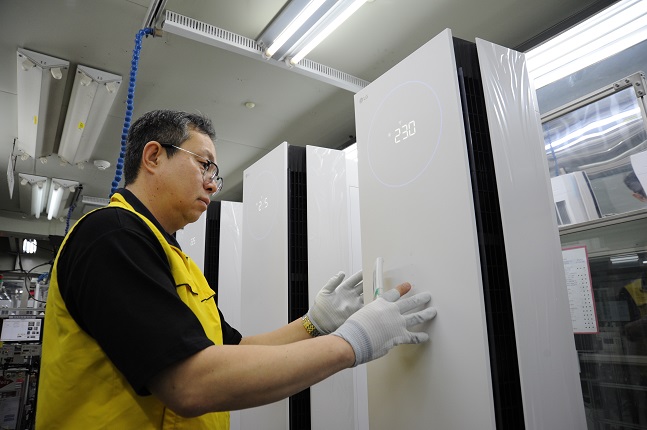 LG전자 직원이 경남 창원 LG스마트파크 에어컨 생산라인에서 'LG 휘센 에어컨'을 생산하고 있는 모습./사진=LG전자 제공