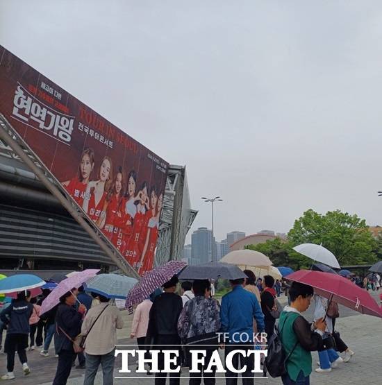20일 오후 '현역가왕' 콘서트가 열린 서울 송파구 올림픽공원 KSPODOME 주변은 봄비가 내리는 가운데서도 엄청난 인파가 몰려 축제분위기를 고조시켰다. /강일홍 기자