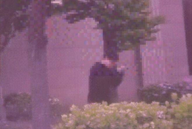 19일 인천 서구 청라국제도시 길거리에서 20대 남성이 허공에 흉기를 휘두르고 있다.[이미지출처=사회관계망서비스(SNS) 캡처]