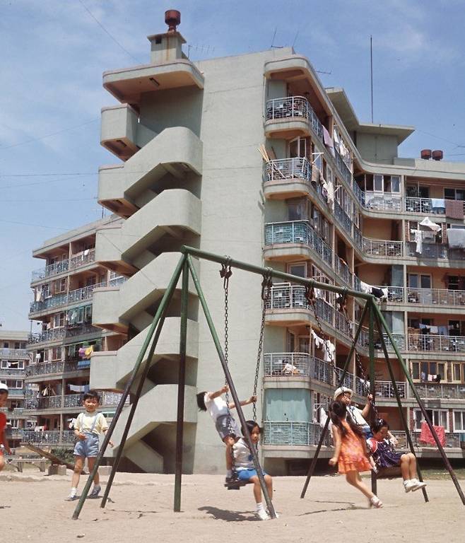 국내 최초의 ‘단지형 아파트’인 마포주공아파트. 한국 아파트 단지의 전형을 만들었을 뿐 아니라, 한국식 재건축 방식도 탄생시킨 역사적인 곳이다. 자료 출처 대한주택공사(현 LH)