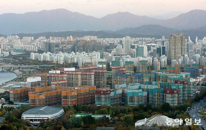 저층 아파트를 헐고 재건축이 진행 중인 2006년 잠실 아파트단지의 모습. 동아일보DB